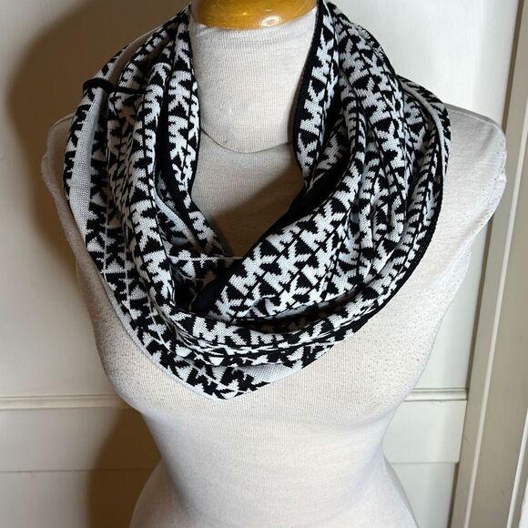 MICHAEL Michael Kors Signature Stripe Infinity Loop Scarf Black White One Size - Picture 5 of 5